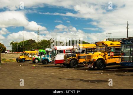 Masaya, Nicaragua. Febbraio 7, 2018. Un gruppo di pollo autobus parcheggiato in mercati Masaya in attesa per le loro partenze programmate Foto Stock