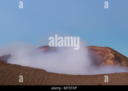 Il cratere fumante del Volcan Telica, una popolare attrazione turistica in Nicaragua Foto Stock