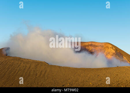 Il cratere fumante del Volcan Telica, una popolare attrazione turistica in Nicaragua Foto Stock