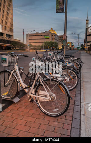 UTICA, NY, Stati Uniti d'America - maggio. 26, 2018: Zagster Bike condividere a Utica Genesee Street (centro), Utica, NY, STATI UNITI D'AMERICA. Foto Stock