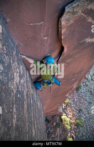 Lead di arrampicata in Indian Creek Foto Stock