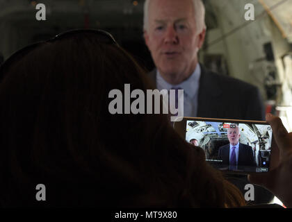 Stati Uniti Il Sen. John Cornyn, R-TX, parla durante una intervista in diretta a bordo di una C-130J Super Hercules a Dyess Air Force Base, 18 aprile 2017. Il senatore ha detto la perenne missione di Dyess rimane molto importante per gli Stati Uniti per quanto riguarda le forze militari e di sicurezza nazionale. Foto Stock