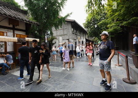 Chengdu, nella provincia del Sichuan, Cina - 24 Maggio 2018 : Cina lane, Kuan e Zhai alley zona turistica. Vicoli Kuanzhai scenario . Essi sono uno dei vecchi alley Foto Stock