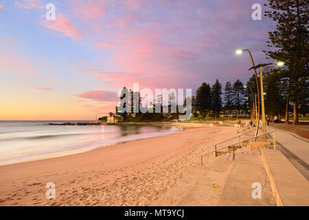 Dee Why Beach all'alba, Dee Why, Sydney, Nuovo Galles del Sud (NSW), Australia. Bellissima alba a Dee Why beach sulle famose spiagge del Nord di Sydney Foto Stock