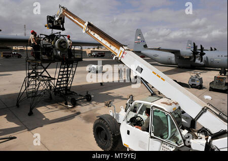 Avieri del settantacinquesimo Expeditionary Airlift Squadron eseguire un rapido motore ed elica le riparazioni su un C-130J Super Hercules a Camp Lemonnier, Gibuti, Marzo 14, 2018. Il danno è stato causato dal normale deterioramento, nonché un oggetto estraneo detriti, e doveva essere riparato rapidamente per garantire che non vi siano interruzioni nelle operazioni aeree. (US Air Force Foto Stock