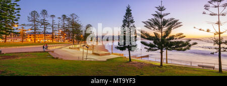 Dee Why Beach all'alba, Dee Why, Sydney, Nuovo Galles del Sud (NSW), Australia. Bellissima alba a Dee Why beach sulle famose spiagge del Nord di Sydney Foto Stock