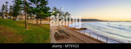 Dee Why Beach all'alba, Dee Why, Sydney, Nuovo Galles del Sud (NSW), Australia. Bellissima alba a Dee Why beach sulle famose spiagge del Nord di Sydney Foto Stock