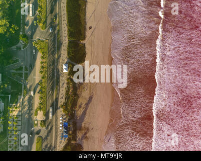 Drone foto della spiaggia di Barra da Tijuca, Rio de Janeiro, Brasile. Onde si infrangono con discolpare, la sabbia dorata e il lungomare spiagge può essere visto. La luce colorata perdita filtro applicato Foto Stock