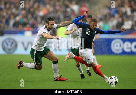 Repubblica di Irlanda Shane Duffy (sinistra) e quella della Francia Kylian Mbappe (destra) battaglia per la sfera durante l'international amichevole allo Stade de France di Parigi. Foto Stock