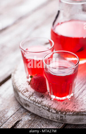 Liquore di fragole in un bicchieri Foto Stock