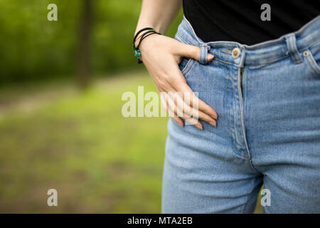 Womens hips in denim a all'aperto Foto Stock