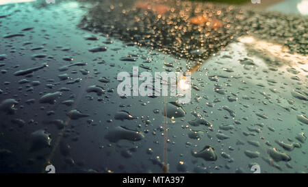 Molti di gocce di pioggia bloccato sullo sfondo del parabrezza,Abstract di gocce di pioggia sullo specchio realizzato con filtri di colore. Foto Stock