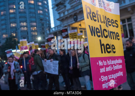 Ambasciata francese, Knightsbridge di Londra, Regno Unito. Il 24 ottobre 2016. Fino a un centinaio di attivisti tappa una dimostrazione al di fuori dell'Ambasciata francese in Knightsbri Foto Stock