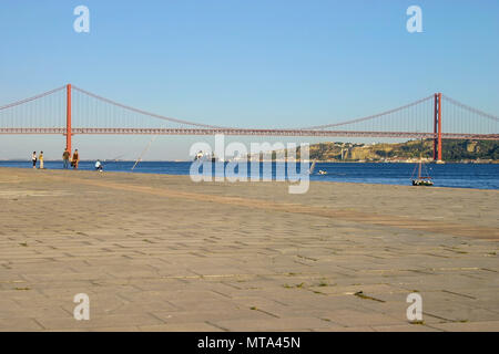 Lisbona, Portogallo - 17 Settembre 2006: Ponte 25 de Abril (XXV Aprile ponte) oltre il fiume Tago con pedoni camminando sul marciapiede. Esso collega cit Foto Stock