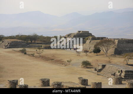 Guardando lungo la piazza principale di Monte Alban, Oaxaca, Messico Foto Stock