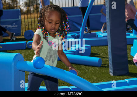 I bambini dei servizi armati uomini giovani dell Associazione Cristiana (ASYMCA) di Camp Pendleton, Fisher Centro per l'infanzia, play sul recente ha rivelato "imagination playground" durante una settimana di giocare' evento su Camp Pendleton, California, 20 aprile 2017. Il ASYMCA, Fisher Centro per l'infanzia, è stato premiato con un gioco Kaboom sovvenzione dalla Fondazione CarMax per militari bambino mese dove un 'immaginazione parco giochi' è stato rivelato. Foto Stock