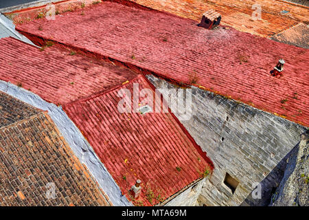 Guardando verso il basso sulla colorata modello astratto di tegole di terracotta di edifici nel Porto di Mahon Minorca spagna Foto Stock