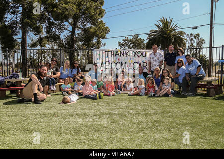 Carmax di Escondido lavoratori, servizi armati uomini giovani dell Associazione Cristiana (ASYMCA), pescatori Centro per l'infanzia i lavoratori e i bambini posano per una foto di gruppo durante una settimana di giocare' evento su Camp Pendleton, California, 20 aprile 2017. Il ASYMCA, Fisher centro per bambini, è stato premiato con un gioco Kaboom sovvenzione dalla Fondazione CarMax per militari bambino mese dove un 'immaginazione parco giochi' è stato rivelato. Foto Stock