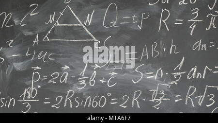 Le formule matematiche scritte in gesso bianco sulla lavagna nera banner Foto Stock