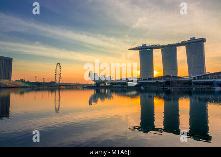 Singapore. La principale concentrazione di attrazioni - Marina Bay. Mattina con sunrise dietro l'hotel Foto Stock