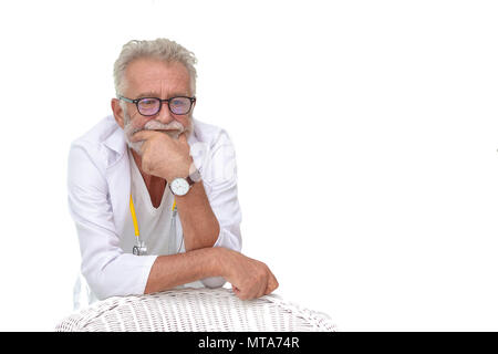 Medico i vecchi o gravemente scienziato che lavora con un microscopio in laboratorio isolato su sfondo bianco Foto Stock