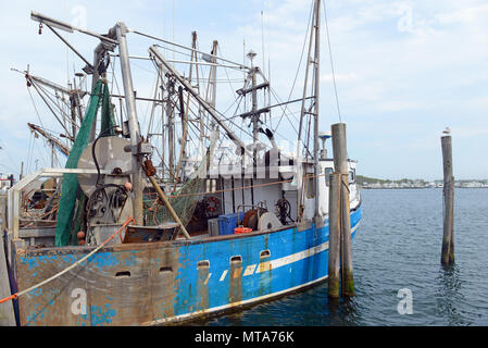 Scena marittima con commerciale barche da pesca in acqua vicino al dock Foto Stock