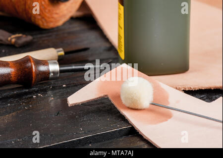 Lana di tosa dauber applicatore, utilizzato per applicare la macchia di tintura e finitura per artigianato in pelle. Foto Stock