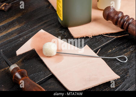 Lana di tosa dauber applicatore, utilizzato per applicare la macchia di tintura e finitura per artigianato in pelle. Foto Stock