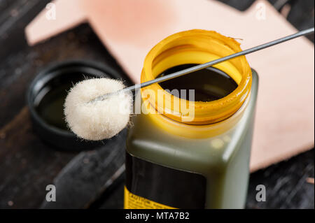 Lana di tosa dauber applicatore, utilizzato per applicare la macchia di tintura e finitura per artigianato in pelle. Foto Stock