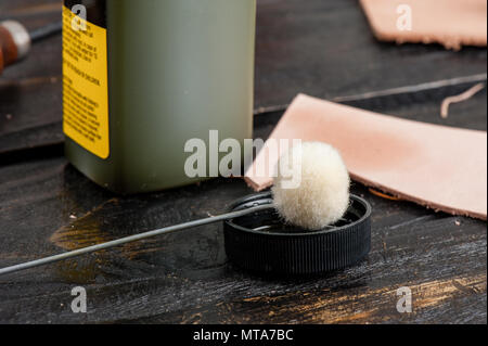 Lana di tosa dauber applicatore, utilizzato per applicare la macchia di tintura e finitura per artigianato in pelle. Foto Stock