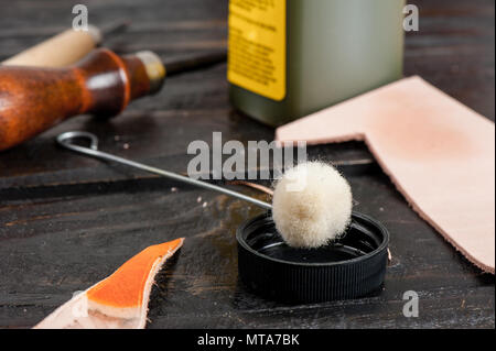 Lana di tosa dauber applicatore, utilizzato per applicare la macchia di tintura e finitura per artigianato in pelle. Foto Stock