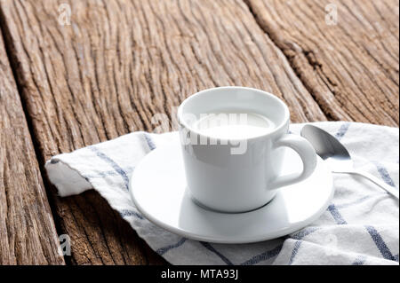 Primo piano Grande tazza di caffè al mattino con la schiuma di latte,  piatti eleganti, still life concettuale nella retroilluminazione del sole  brillante Foto stock - Alamy