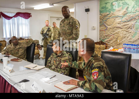 L Esercito nazionale afgano Sgt di comando. Il Mag. Safi Roshan discutere le prassi emergenti nei paesi in via di sviluppo e utilizzando il corpo di NCO per aiutare a superare le altre sfide che deve affrontare la ANA con i senior leader in Afghanistan. Foto Stock