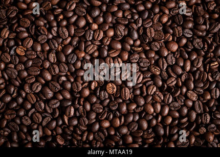 Vista da vicino dal di sopra del caffé appena tostato fagioli Foto Stock