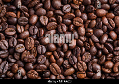 Vista da vicino dal di sopra del caffé appena tostato fagioli Foto Stock