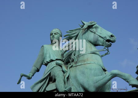 Hojbro Plads piazza con la statua equestre del vescovo Absalon e St Kunsthallen Nikolaj chiesa a Copenaghen Foto Stock