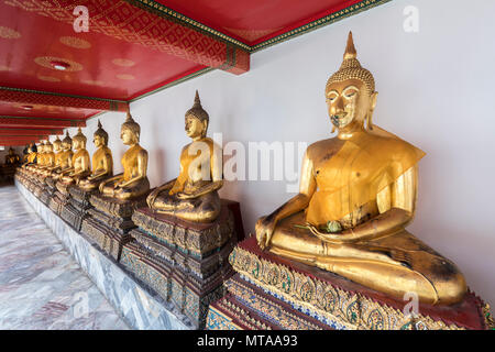 Golden buddha a Wat Pho tempio del Buddha reclinato, Bangkok, Thailandia Foto Stock