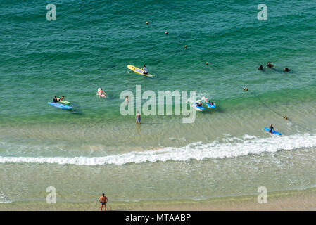 Israele, Tel Aviv - 28 Ottobre 2017: Beachgoers godendo di sport acquatici presso la spiaggia di Tel Aviv Foto Stock