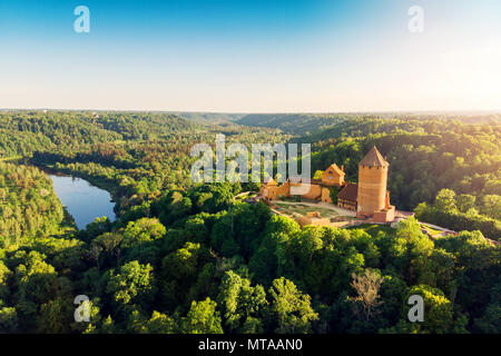 Vista aerea per il Castello Turaida e fiume Gauja al tramonto, Lettonia Foto Stock