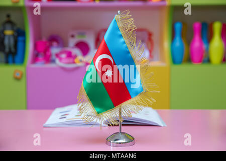 Dente pick wit una piccola bandiera di carta di Azerbaigian Foto Stock