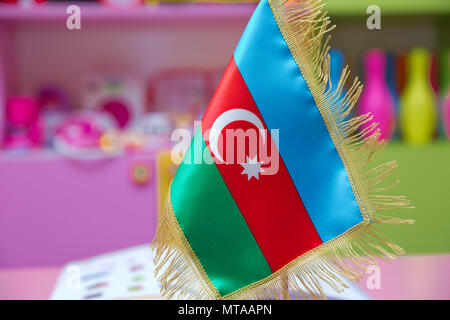 Dente pick wit una piccola bandiera di carta di Azerbaigian Foto Stock