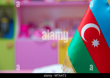 Dente pick wit una piccola bandiera di carta di Azerbaigian Foto Stock
