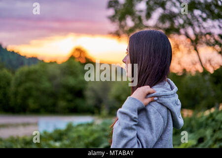 La ragazza di montagna al tramonto Foto Stock