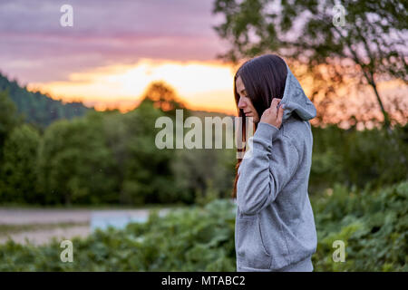 La ragazza di montagna al tramonto Foto Stock