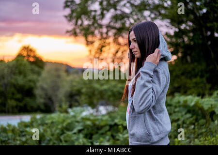 La ragazza di montagna al tramonto Foto Stock