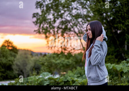 La ragazza di montagna al tramonto Foto Stock