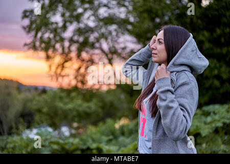 La ragazza di montagna al tramonto Foto Stock