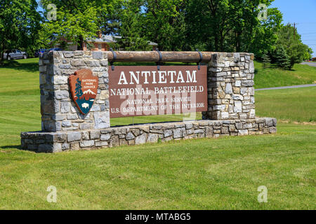 Sharpsburg, MD, Stati Uniti d'America - 23 Maggio 2018: il National Park Service Antietam National Battlefield Centro benvenuto firmare all'entrata del campo di battaglia. Foto Stock