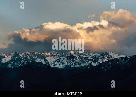 Drammatica nuvole sopra il Tatra mountain range vicino a Zakopane, Polonia appena prima del tramonto. Foto Stock