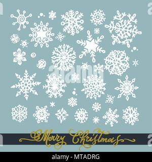 Set di bianco disegnati a mano i fiocchi di neve su sfondo verde Illustrazione Vettoriale